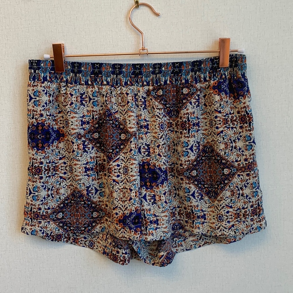 Veronicam Printed Hi -Waisted Shorts • Size M